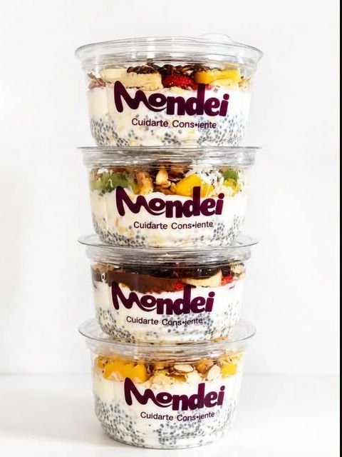Vasos Mendei con yogur, chía, fruta y granola